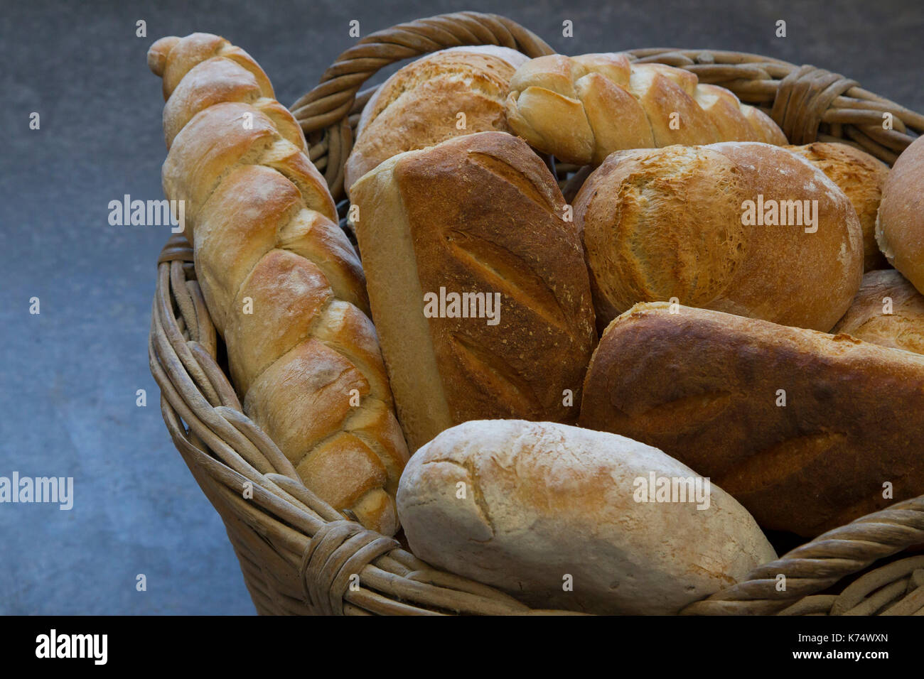 Boulangerie : pains cuits dans un four à bois Banque D'Images