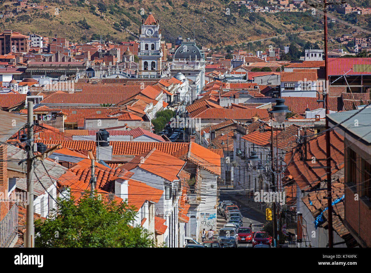 Vue aérienne sur la rue coloniale et les toits de la ville blanche de sucre, capitale constitutionnelle de la Bolivie dans la province oropeza Banque D'Images