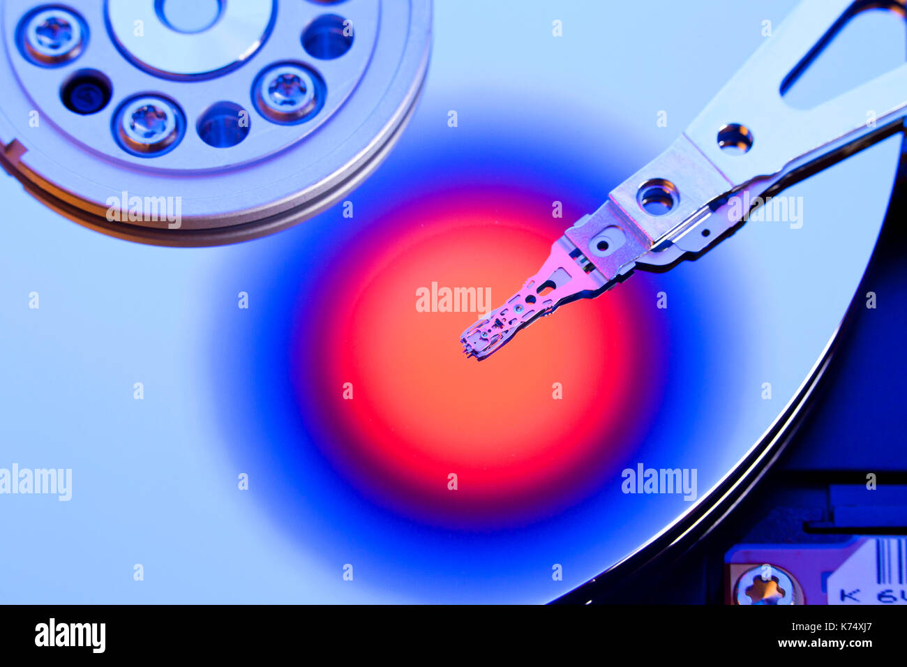Plateau de disque dur et tête de lecture / écriture (tête de lecture/écriture du disque dur, disque dur) Banque D'Images
