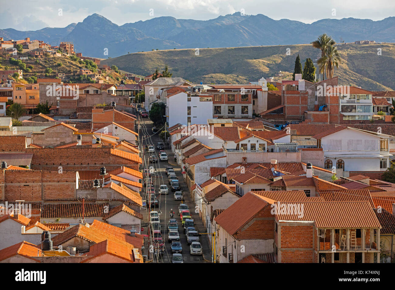 Vue aérienne sur la rue coloniale d'occupation et les toits de la ville blanche de sucre, capitale constitutionnelle de la Bolivie dans la province oropeza Banque D'Images