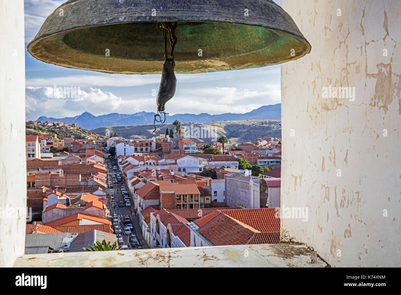 Vue du clocher de l'Iglesia de la Merced sur la rue coloniale et les toits de la ville de sucre blanc, province oropeza, Bolivie Banque D'Images
