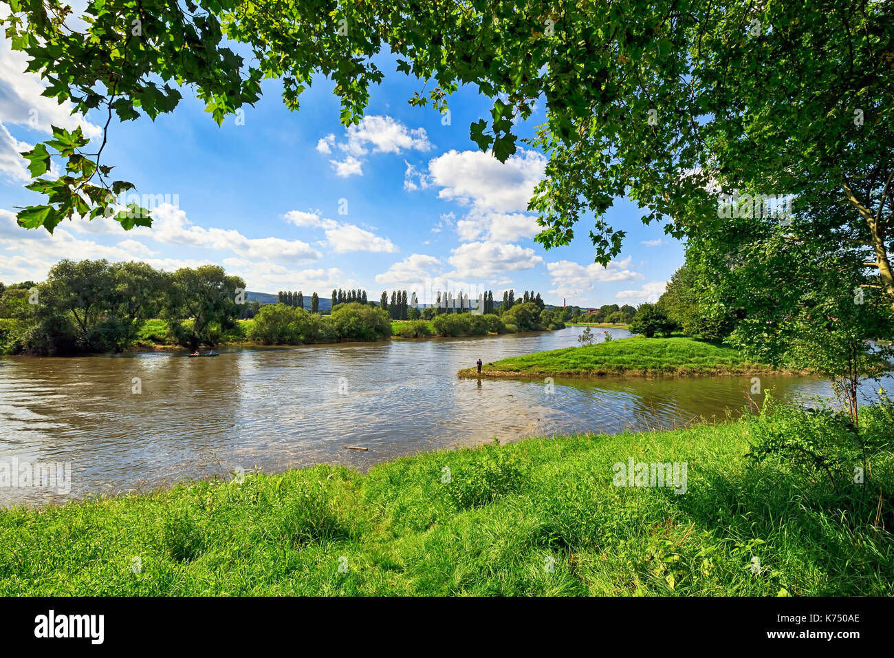 Weser près de Höxter, Weserbergland, Rhénanie-du-Nord-Westphalie, Allemagne Banque D'Images