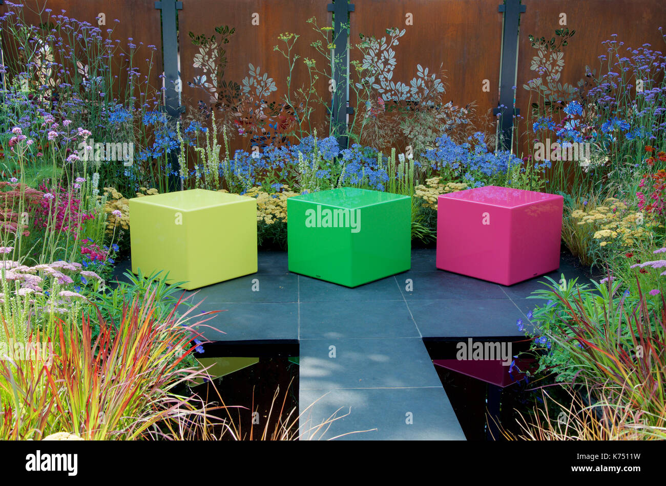 La boîte de couleur au jardin RHS Hampton Court Flower Show Place. Le jardin a été conçu par Charlie Bloom et Simon Webster. Banque D'Images