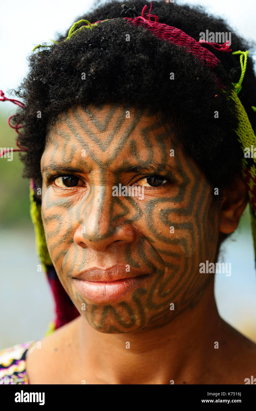 Femme korafe avec face tattoo, portrait, tufi, Papouasie Nouvelle Guinée Banque D'Images