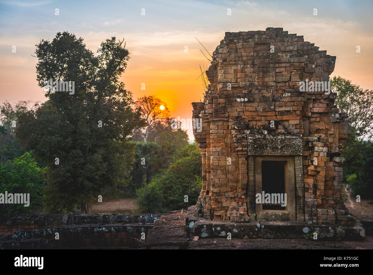 Ruines du temple au coucher du soleil, temple pre rup, parc archéologique d'angkor, province de Siem Reap, Cambodge Banque D'Images