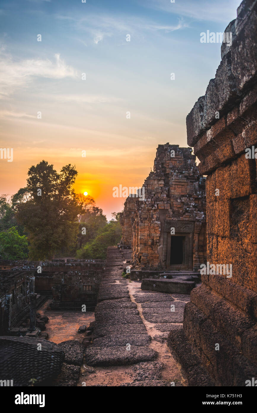 Ruines du temple au coucher du soleil, temple pre rup, parc archéologique d'angkor, province de Siem Reap, Cambodge Banque D'Images