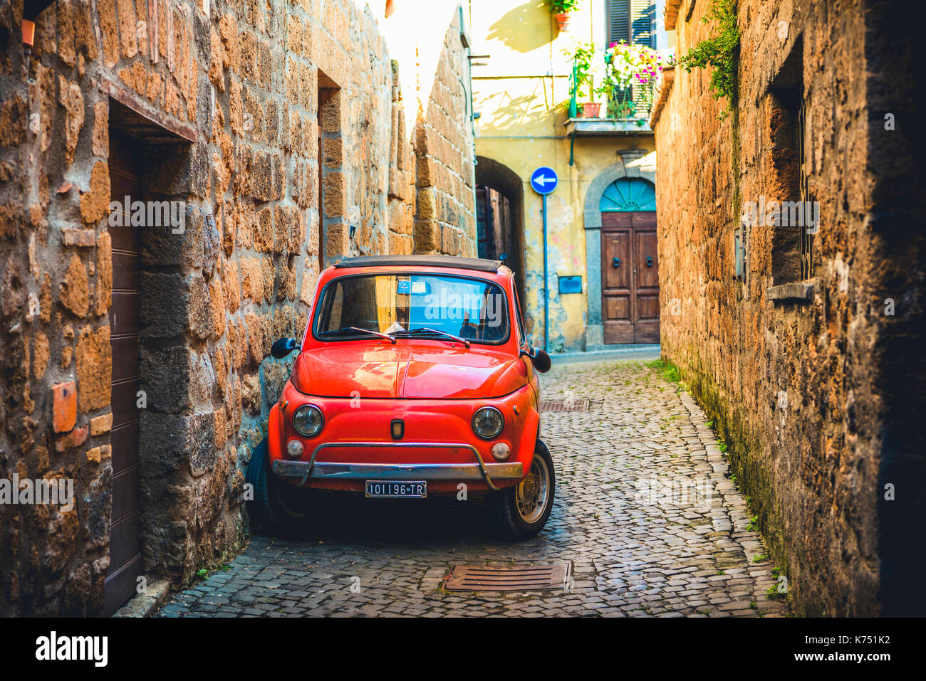 Ancienne fiat 500 rouge garée dans une ruelle étroite, classic car, Orvieto, Ombrie, Italie Banque D'Images