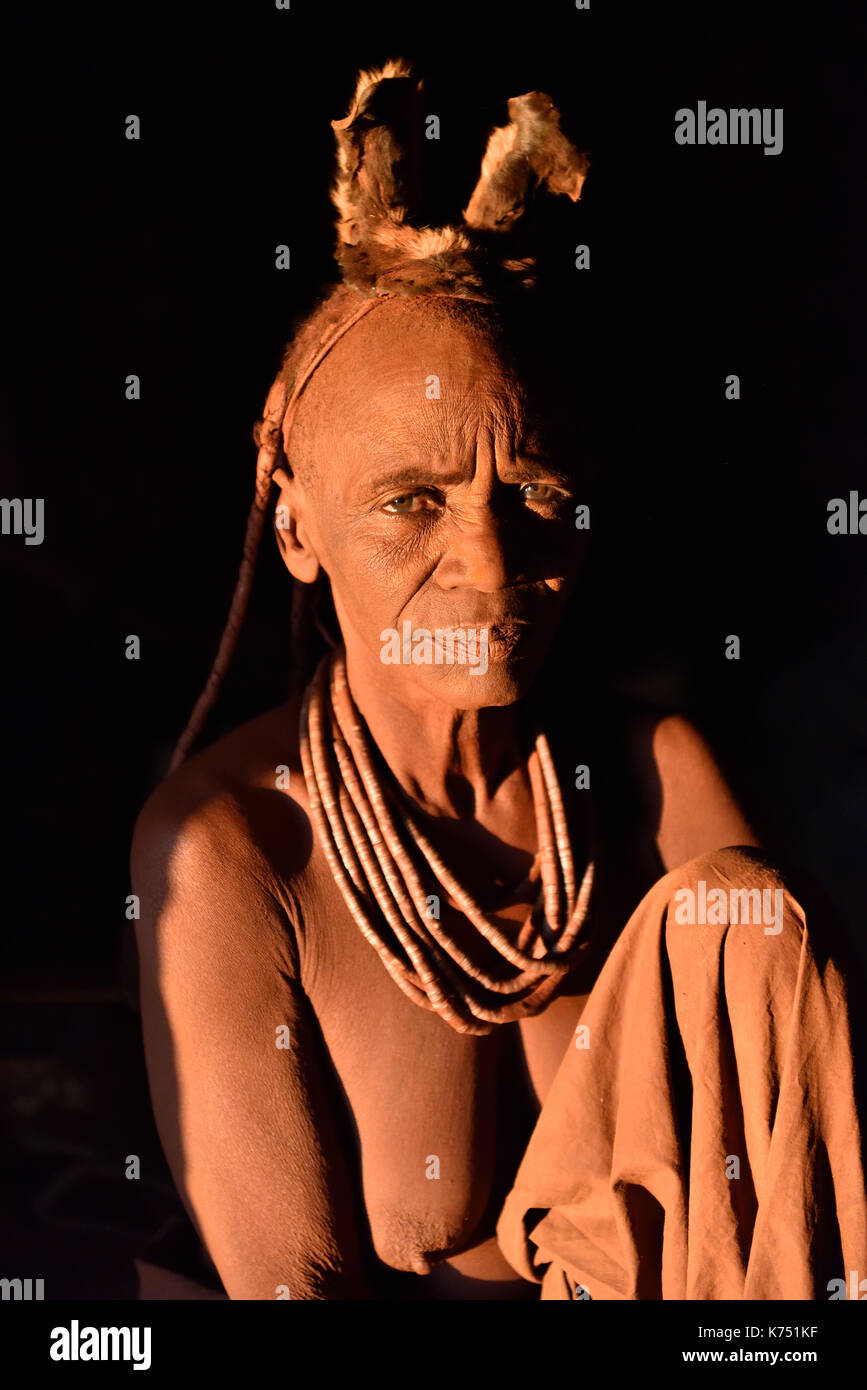 Portrait d'une vieille femme, kaokoveld, Kunene, Namibie Banque D'Images