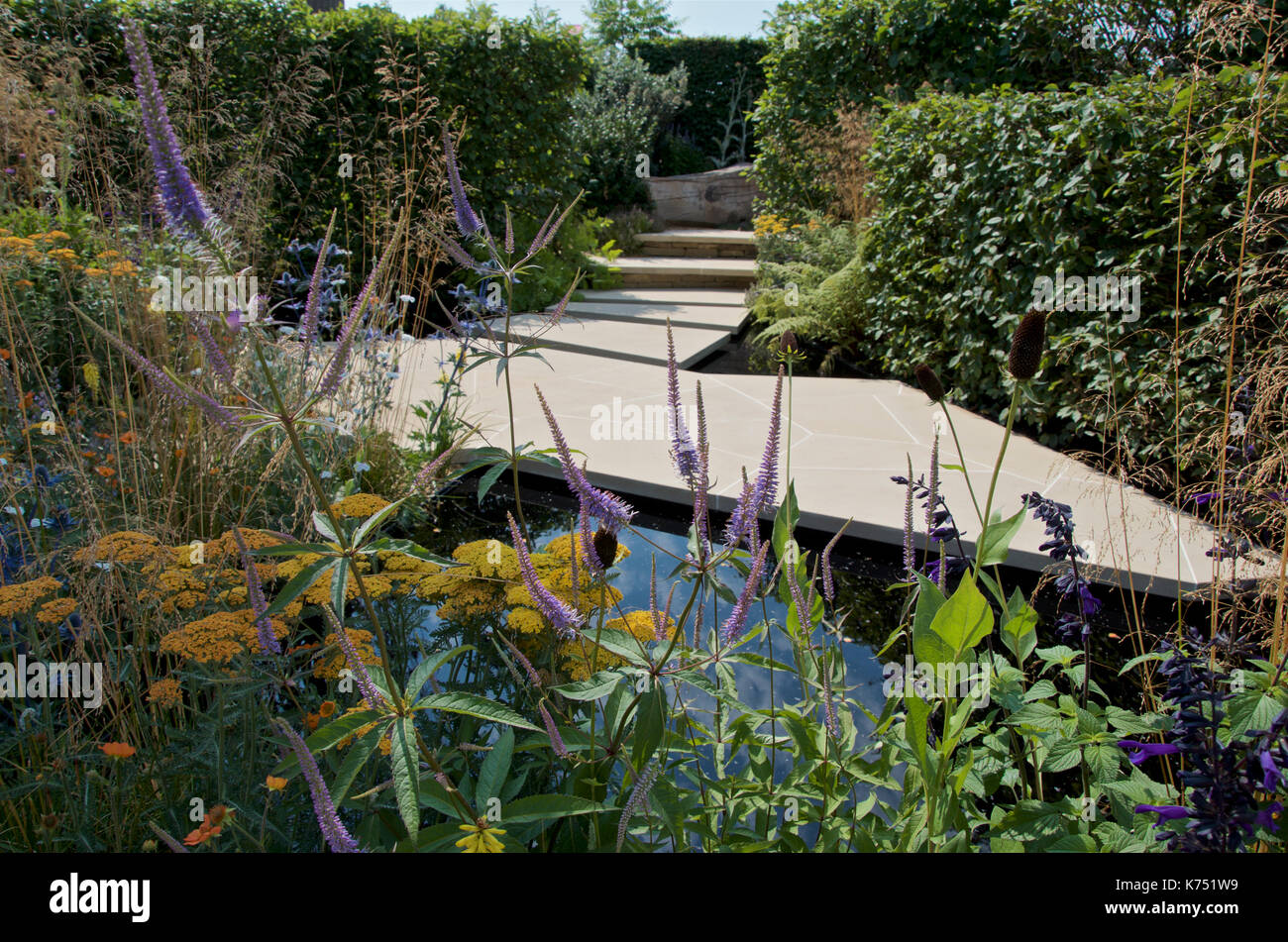 Pavage moderne basé sur 'crazy paving' technique dans la surveillez cet espace jardin conçu par Andy Sturgeon à RHS Hampton Court Palace Flower Show 2017. Banque D'Images