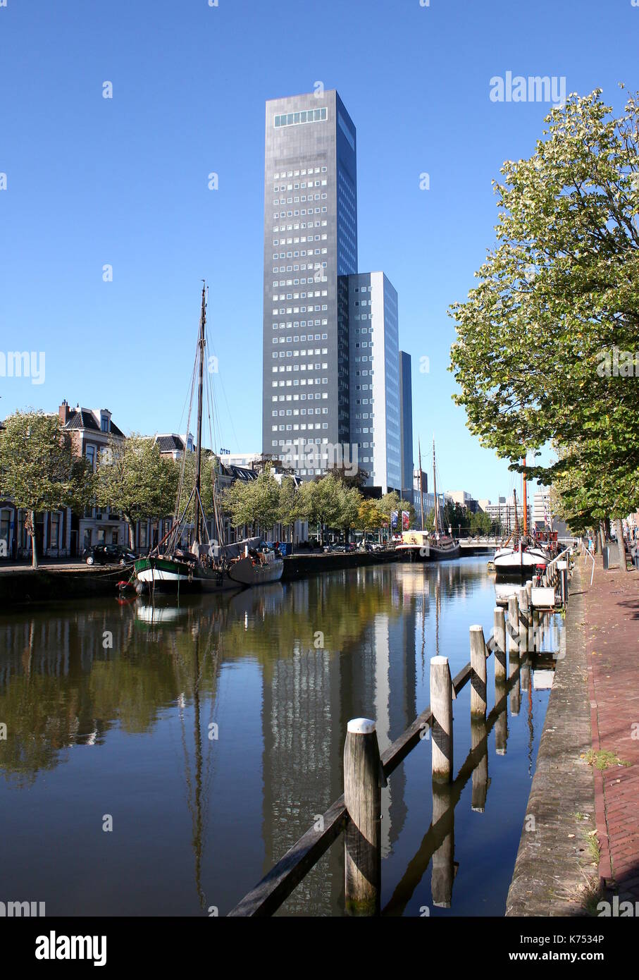 Toits de Leeuwarden, Frise, Pays-Bas avec Achmeatoren gratte-ciel. Vu de Willemskade canal. Banque D'Images