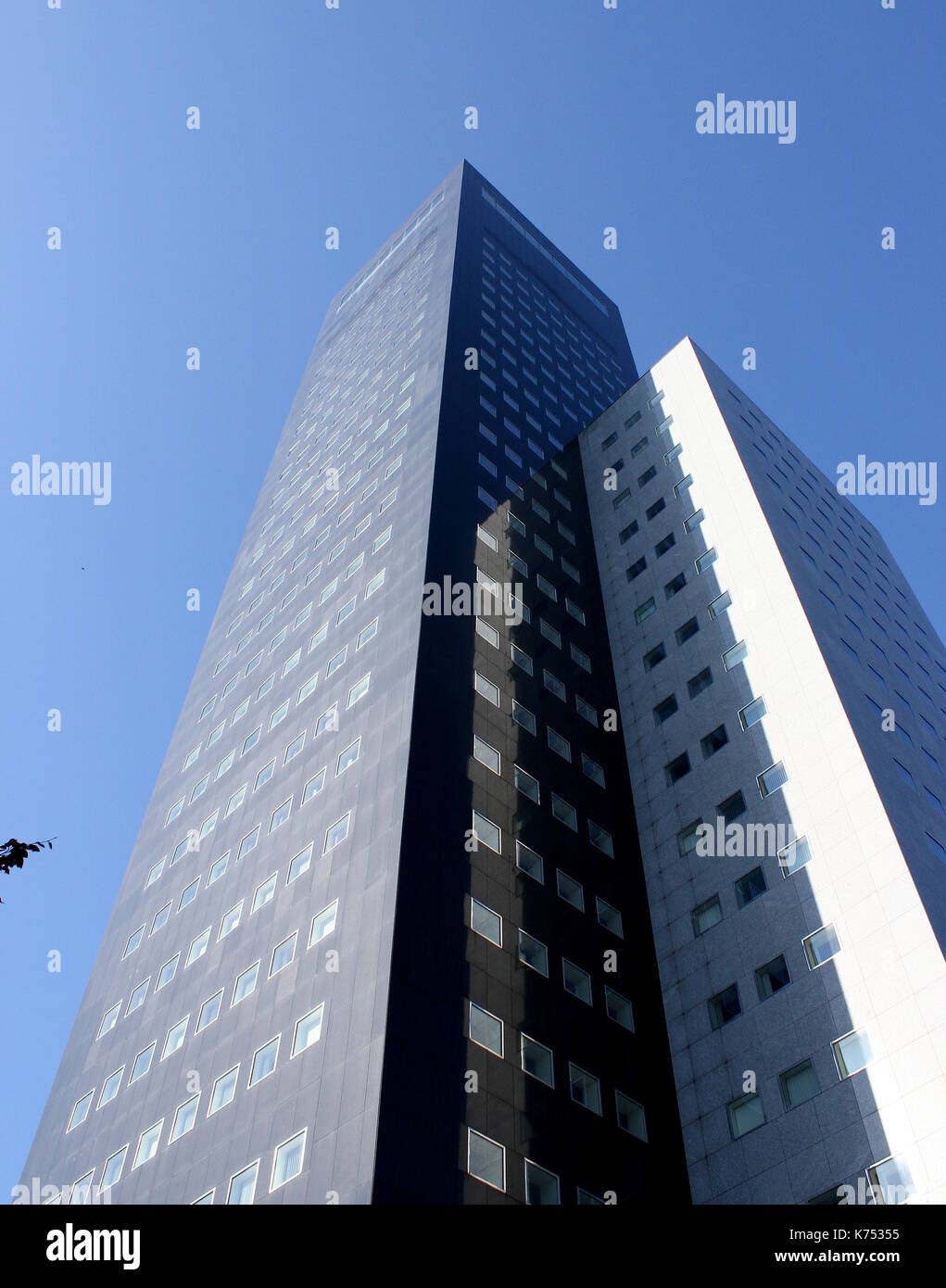 115m de haut (Achmeatoren tour Achmea) bureaux de la compagnie d'assurance. Plus haut bâtiment de Leeuwarden, Frise, Pays-Bas. Banque D'Images