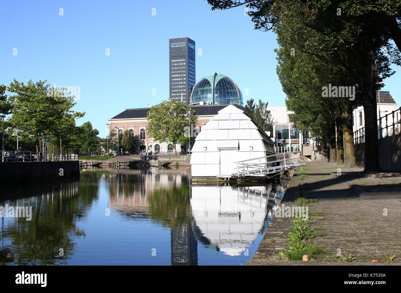 Toits de Leeuwarden, Frise, Pays-Bas avec Achmeatoren Rabobank et gratte-ciel de bureaux. Vu de Emmakade canal. Banque D'Images