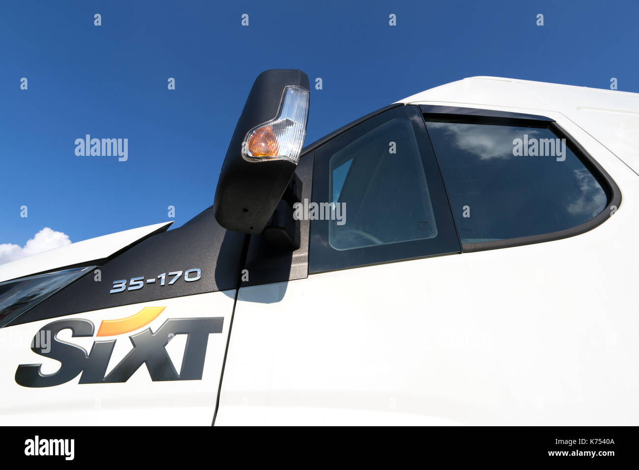 Sixt logo en van à la location. sixt se est une compagnie de location de voiture multinationale européenne avec environ 4 000 emplacements dans plus de 100 pays. Banque D'Images