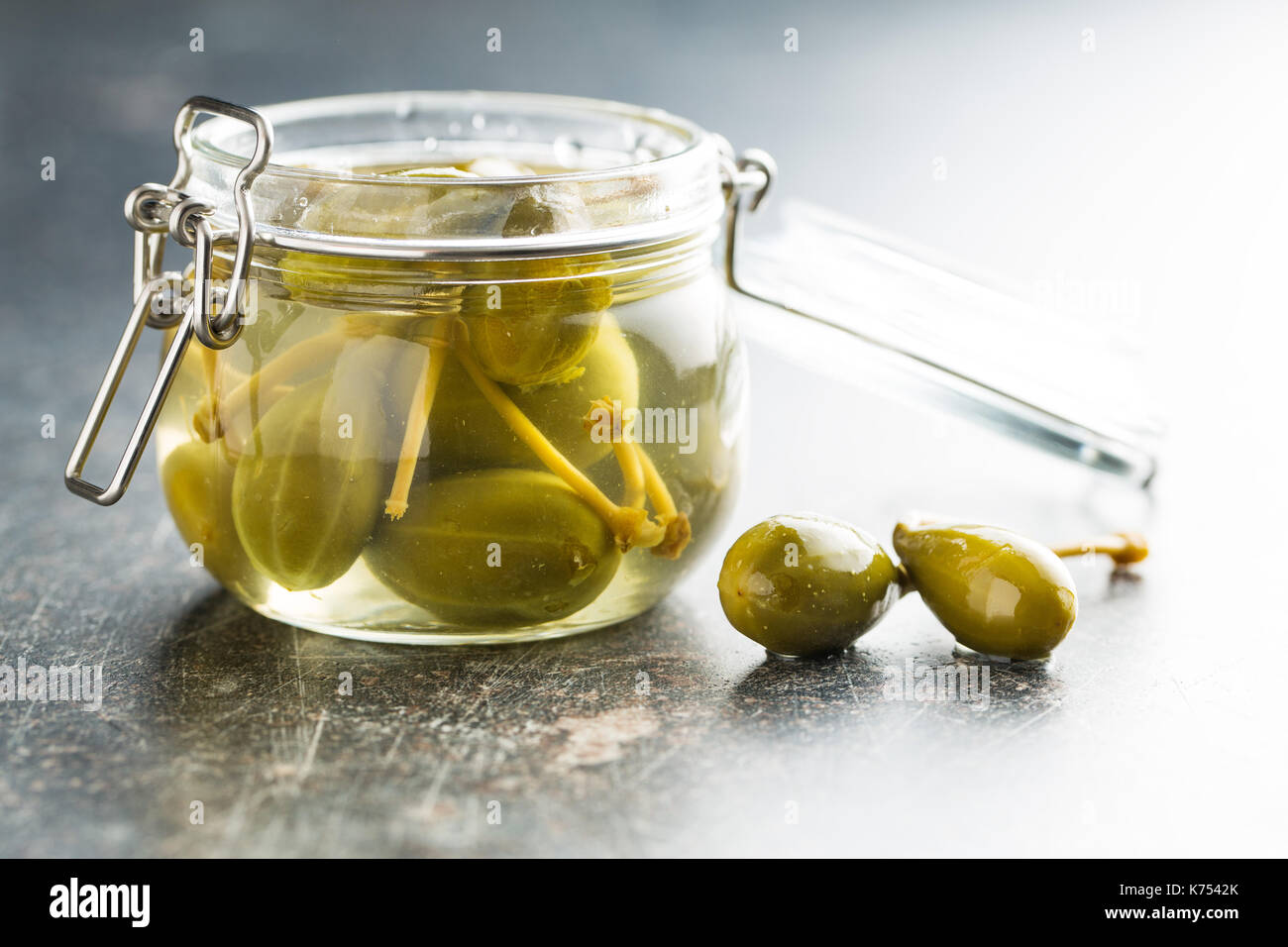 Caper marinés de baies dans un bocal. Banque D'Images