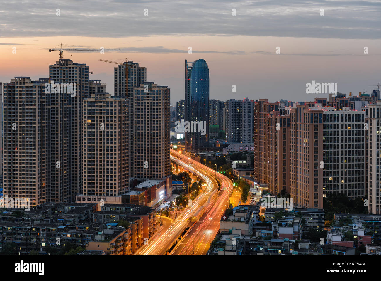 Le trafic de nuit sentiers dans la province du Sichuan, Chengdu, Chine. Banque D'Images
