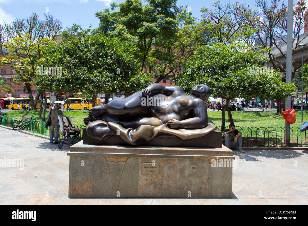 Mujer Reclinada sculpture, Botero Plaza, Medellin, Colombie Banque D'Images