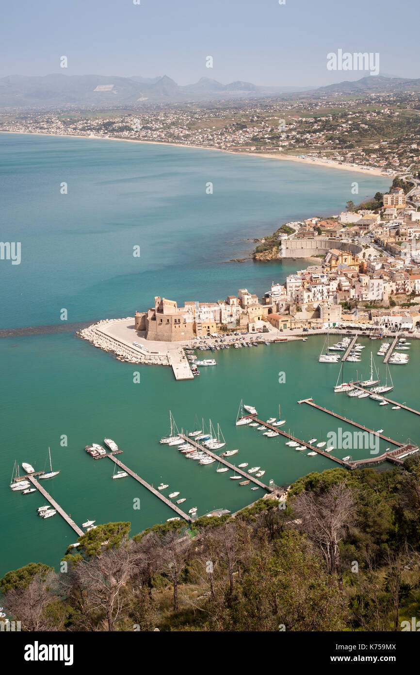 Une vue aérienne sur la ville côtière de Castellammare del Golfo, sur la mer Méditerranée, dans le nord de la Sicile, Italie Banque D'Images