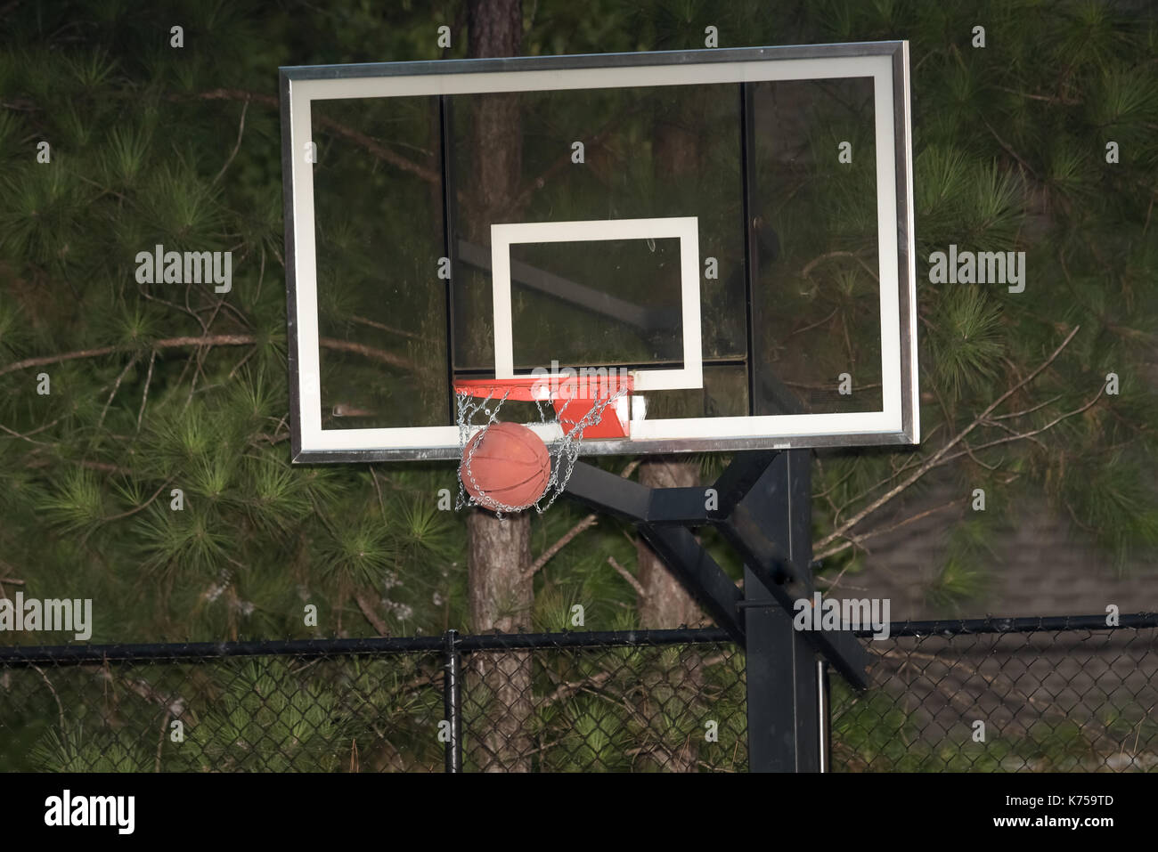 Entrant dans le filet de basket-ball Banque D'Images