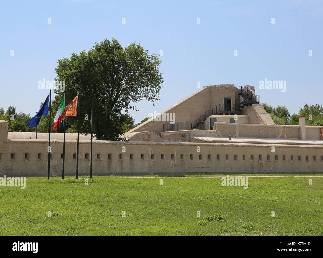 Grande fortification de la première guerre mondiale dans le nord de l'Italie avec des drapeaux Banque D'Images