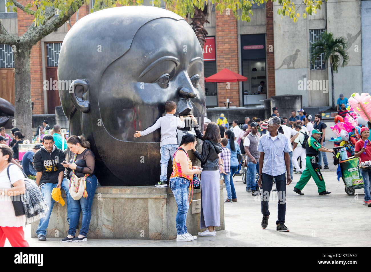 Cabeza ou tête sculpture, Botero Plaza, Medellin, Colombie Banque D'Images