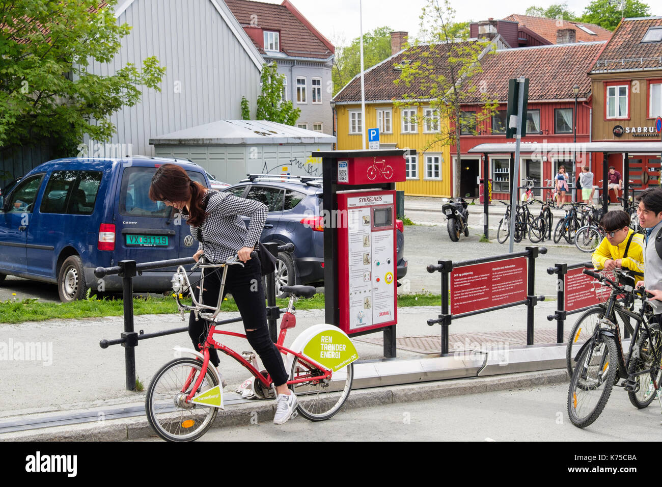 Personne faire du vélo à l'aide de la location d'ascenseur dans le début. Brubakken, Trondheim, Sør-Trøndelag, Norvège, Scandinavie, Europe Banque D'Images