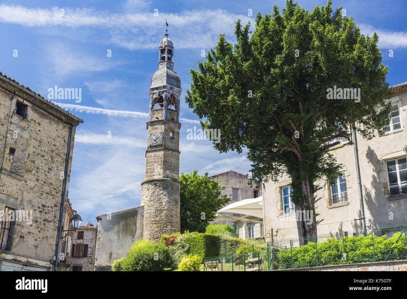 France, Puy-de-Dôme, Billom, la vieille ville, quartier médiéval et son beffroi du xvie siècle abritant l'école maternelle Banque D'Images