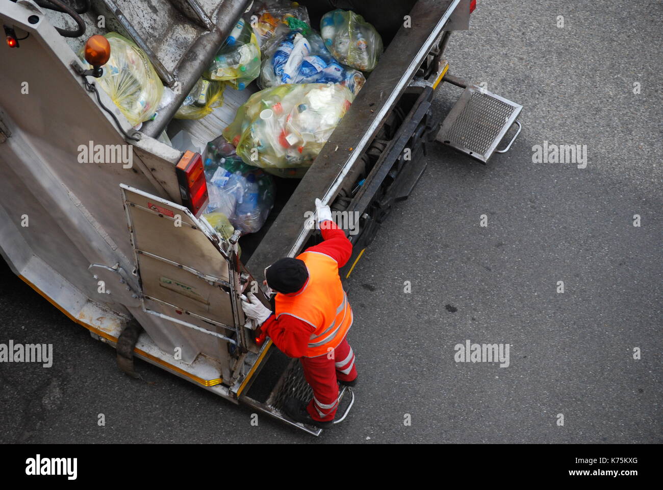 Éboueur au travail sur le camion poubelle Banque D'Images
