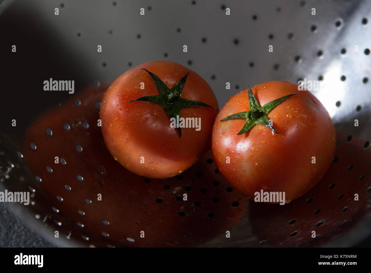Close-up of fresh tomatoes humide de la crépine Banque D'Images