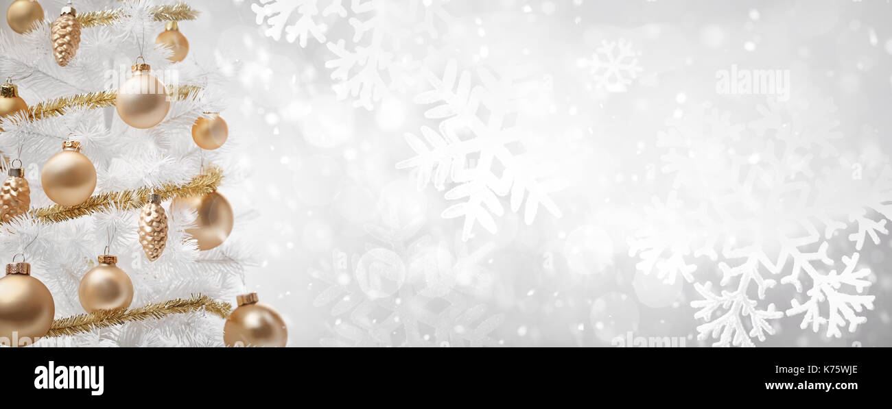 Arbre de Noël décoré en hiver, libre. Banque D'Images