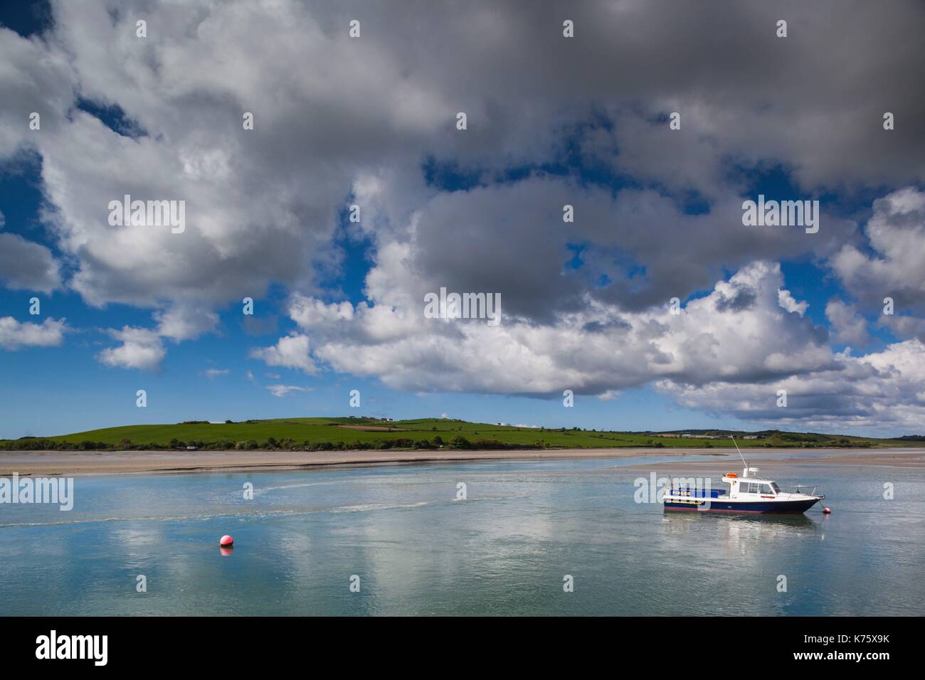 L'Irlande, dans le comté de Cork, anneau, bateaux de pêche sur la baie de Clonakilty Banque D'Images