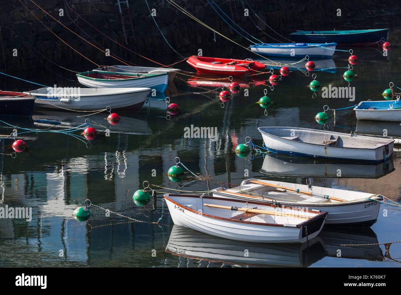 Royaume-uni, Irlande du Nord, County Antrim, Northern Ireland, port avec bateaux Banque D'Images