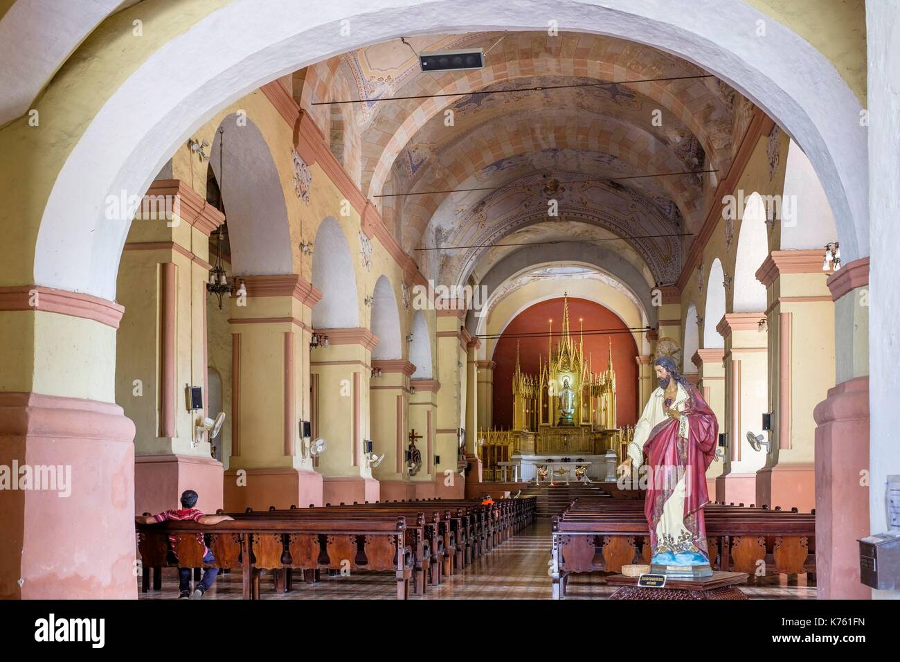 La province de Camaguey, Cuba, Camaguey, centre historique inscrit au patrimoine mondial de l'UNESCO, la Plaza de los Trabajadores, Nuestra Senora de la Merced church fondée en 1747 Banque D'Images