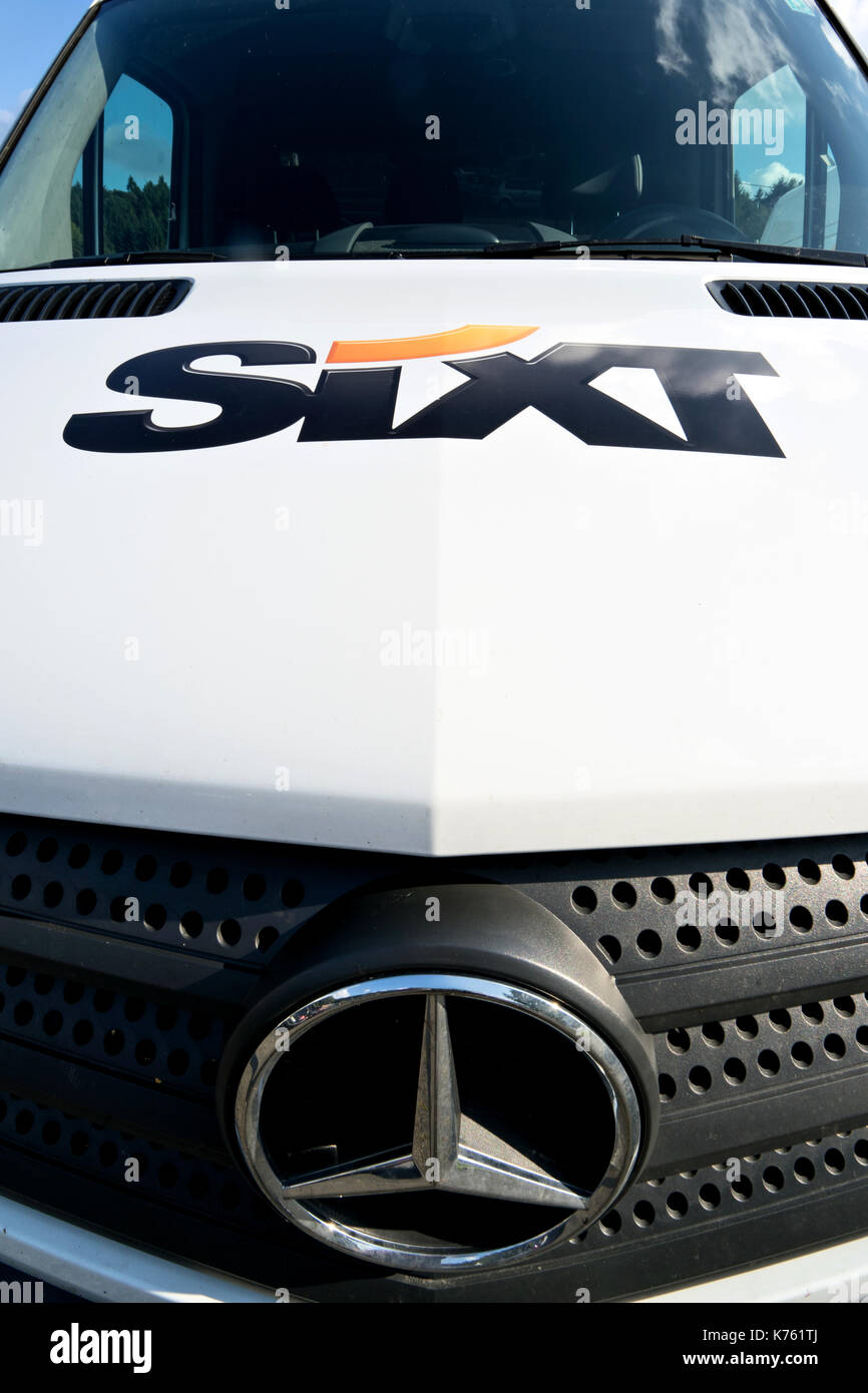 Sixt logo en van à la location. sixt se est une compagnie de location de voiture multinationale européenne avec environ 4 000 emplacements dans plus de 100 pays. Banque D'Images