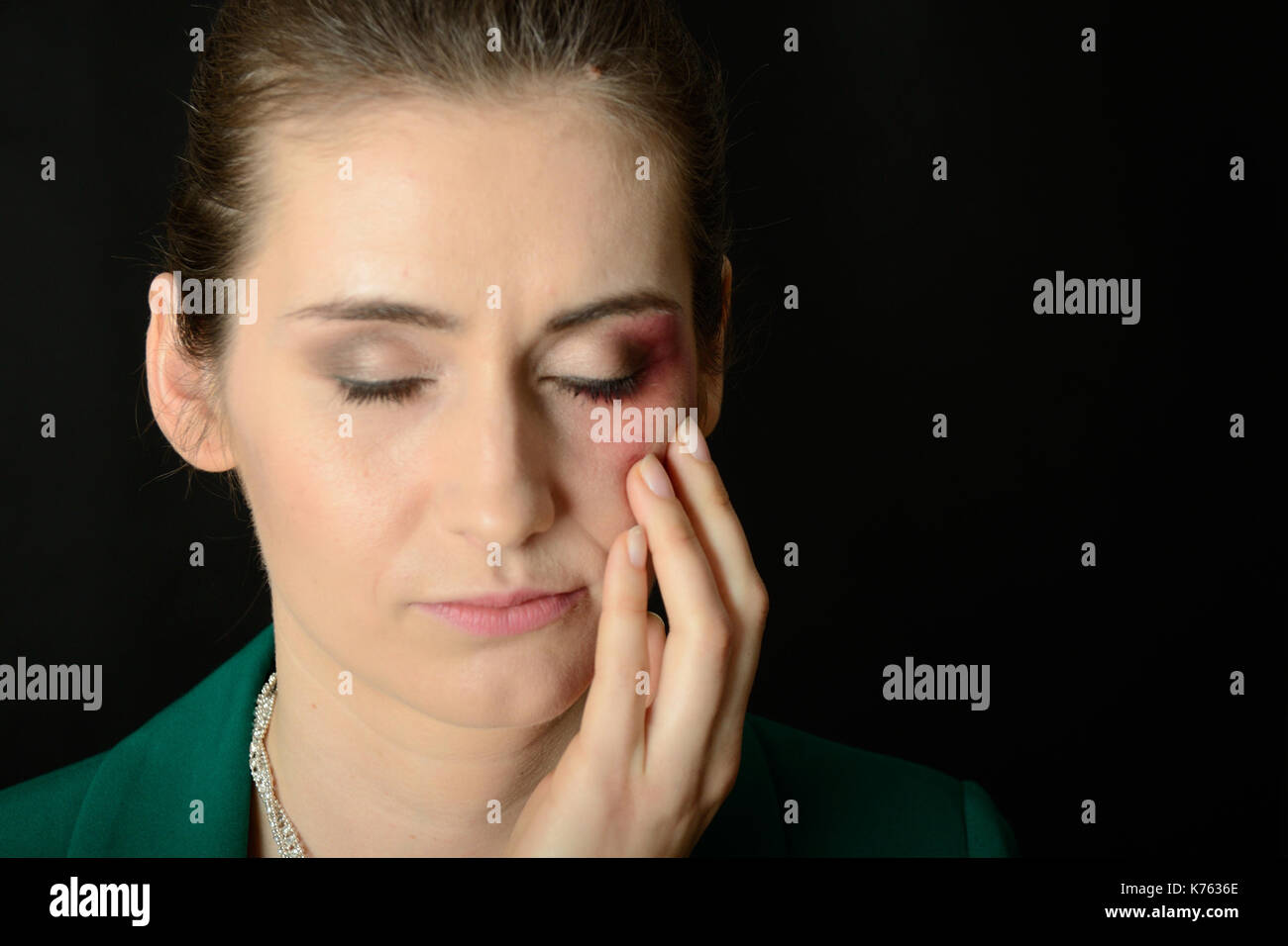 La violence à la maison. femme battue avec des blessures sur le visage