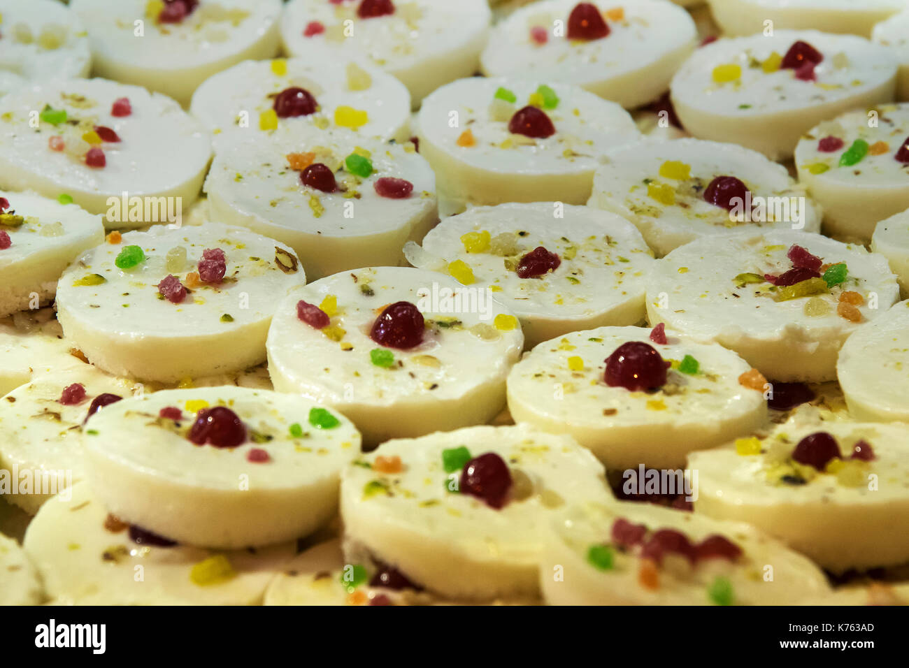 Le droit de vendre des bonbons comme musulmans rompre leur jeûne du Ramadan à Ramzan ou Miinara Masjid dans Pydhonie ; Bombay Mumbai, Inde Banque D'Images