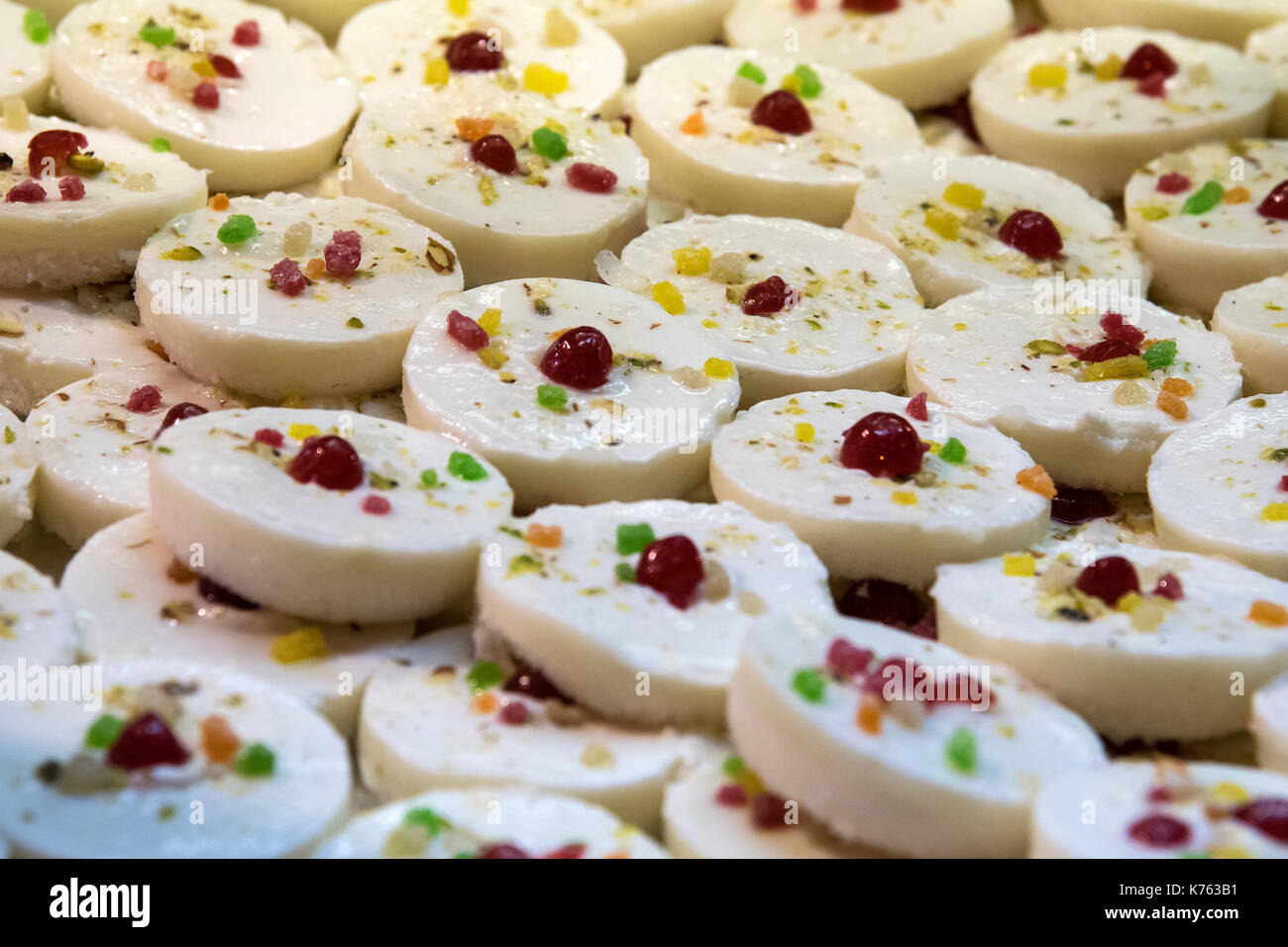 Le droit de vendre des bonbons comme musulmans rompre leur jeûne du Ramadan à Ramzan ou Miinara Masjid dans Pydhonie ; Bombay Mumbai, Inde Banque D'Images