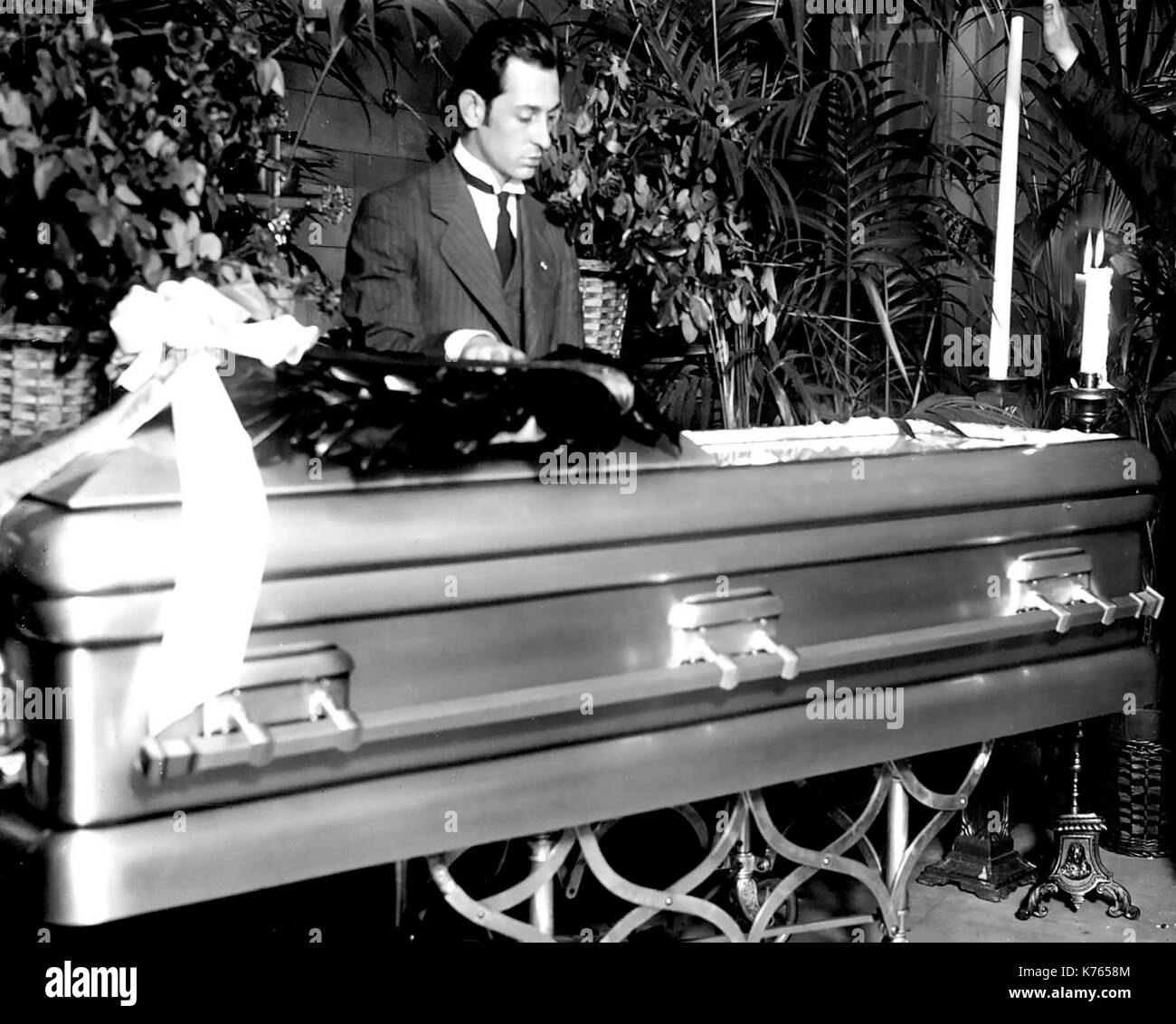 Rudolph VALENTINO (1895-1926) acteur de cinéma italien-américain. Son cercueil en attente de sépulture à la maison funéraire Frank Campbell sur Broadway, New York, en août 1926. Banque D'Images