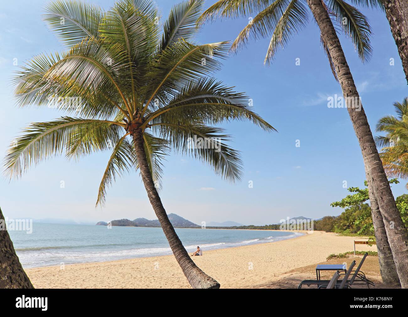 Un bonjour à la plage in tropical Palm Cove Queensland Australie Cairns via Banque D'Images