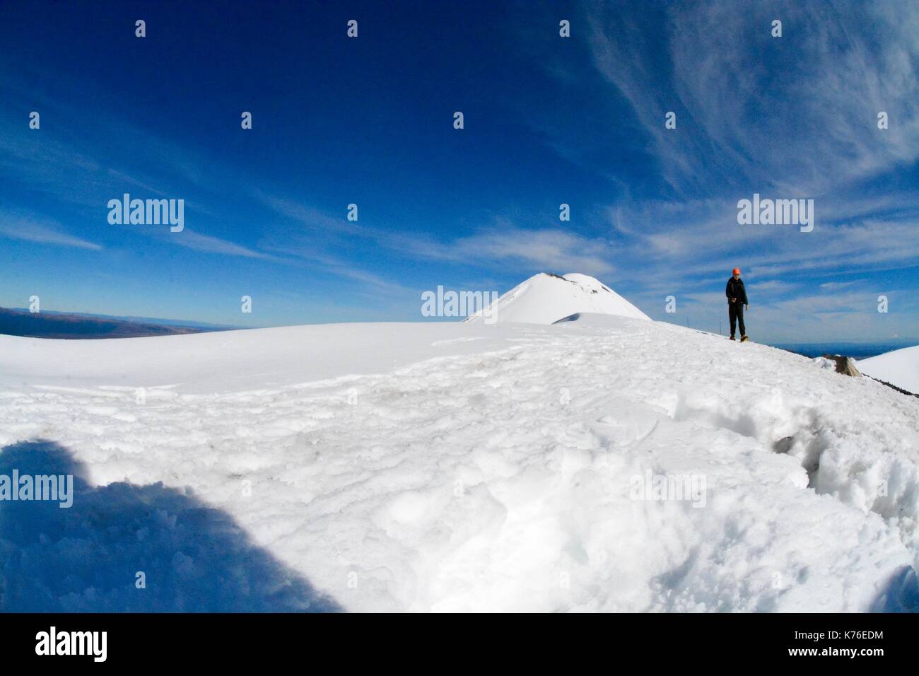 Un moment de solidarité pour un grimpeur sur le mont Tongariro Banque D'Images