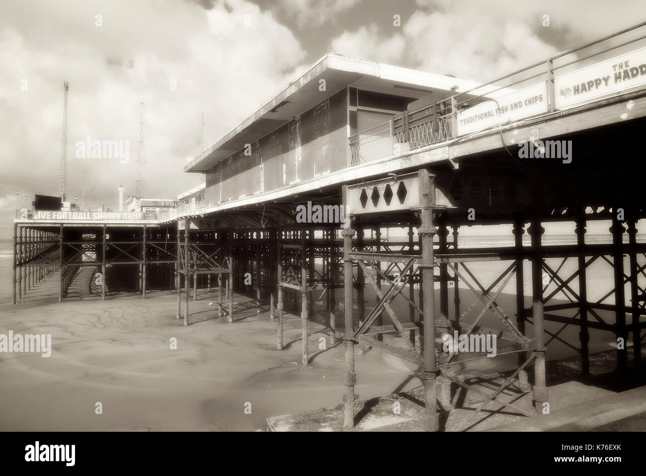 South Pier et la plage en automne, Blackpool, Lancashire, Royaume-Uni Banque D'Images