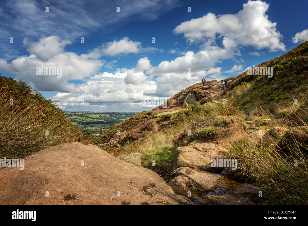 Une belle vue au soleil et ciel bleu de Burley Moor avec les gens marcher sur les Maures en Wharfedale, UK Banque D'Images