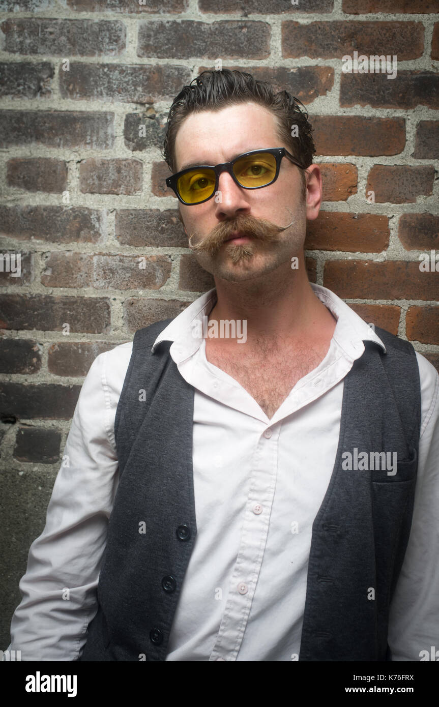 Portrait homme hipster avec de grandes moustaches guidon porte une robe  chemise et gilet costume Photo Stock - Alamy