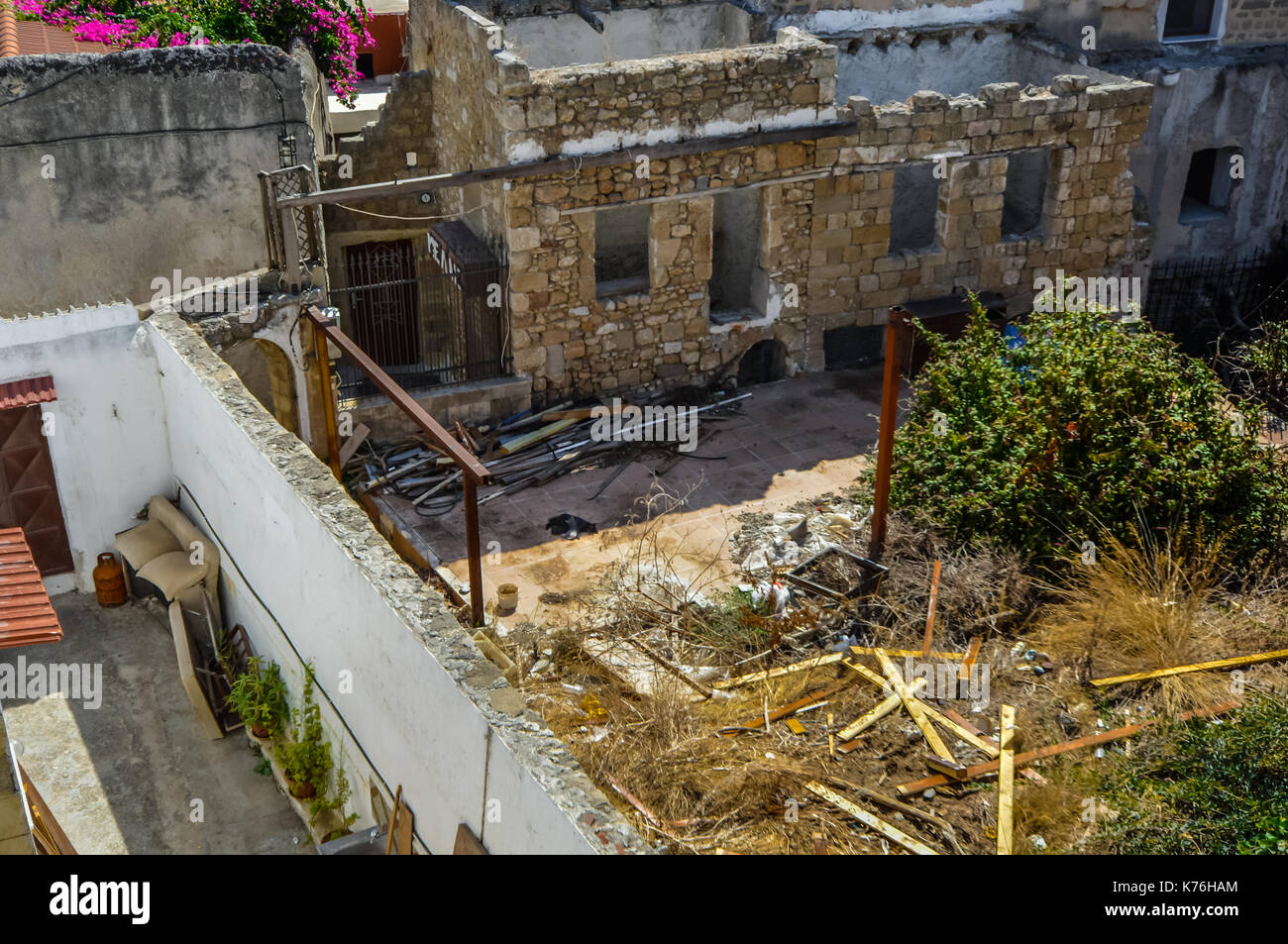 Une mère allaite son chat deux chatons dans les anciennes ruines d'une ville de Rhodes en Grèce. Banque D'Images