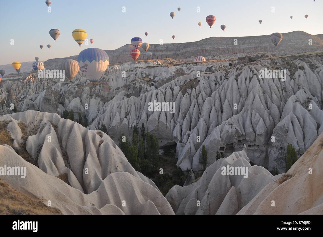 Une vue panoramique de la vallée rouge de Cappadoce à partir d'un ballon au lever du soleil. Banque D'Images