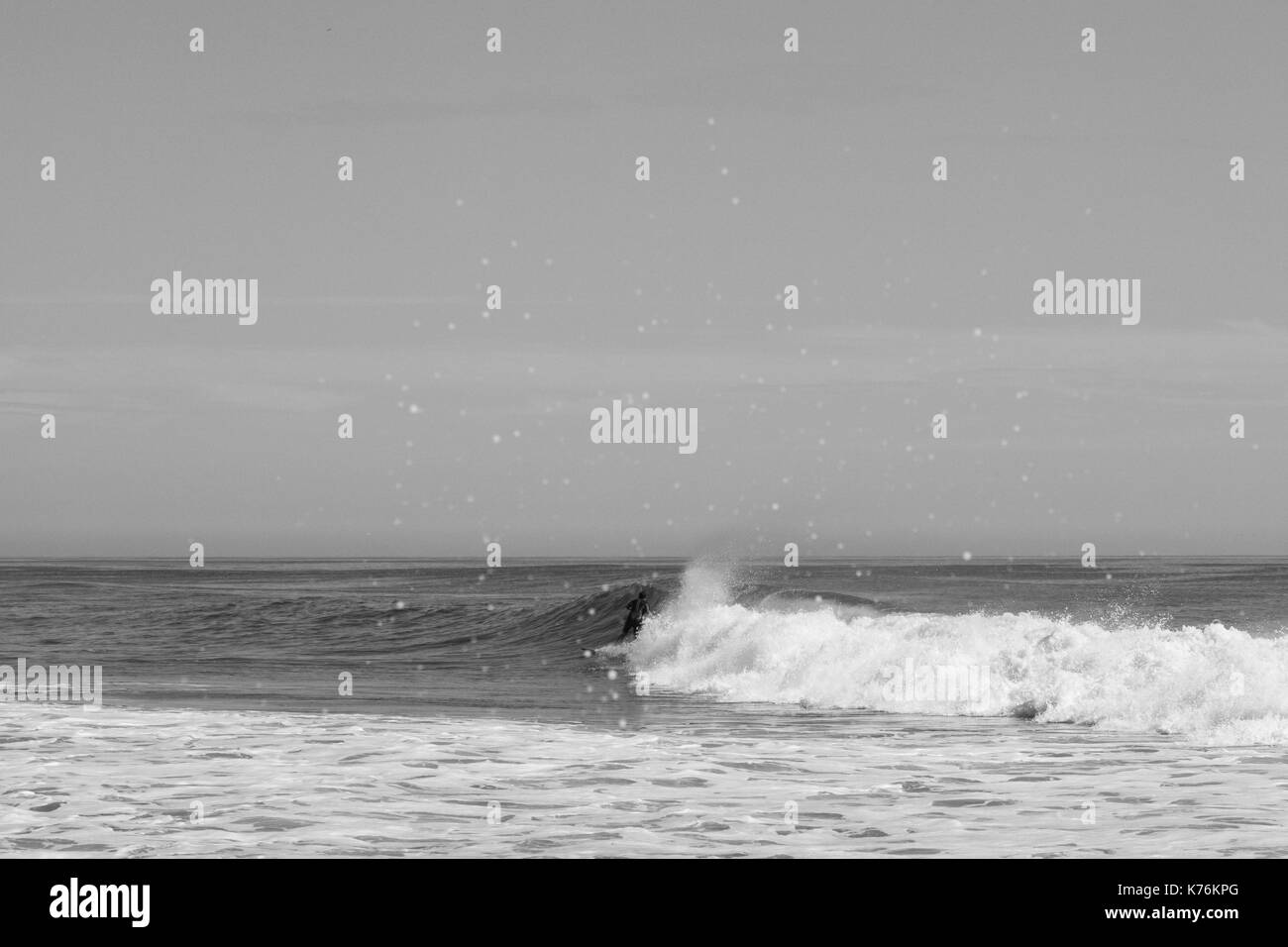 DEAL, NEW JERSEY - 13 septembre 2017 : Surfers prendre le dernier morceau de l'été et profiter de la houle de l'Ouragan Jose Banque D'Images