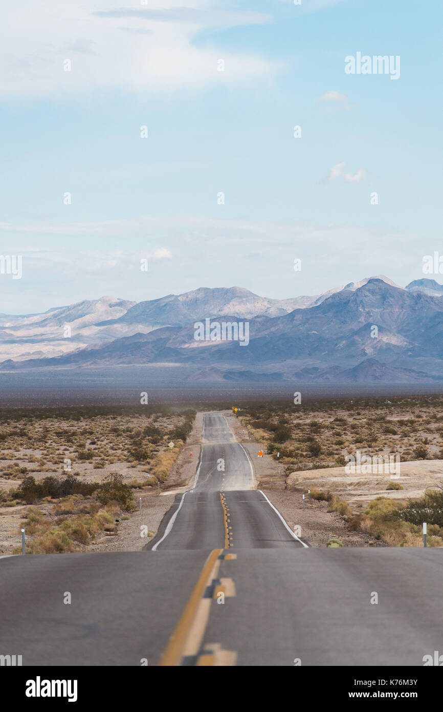 Une route dans le désert de Mojave, Californie, USA Banque D'Images