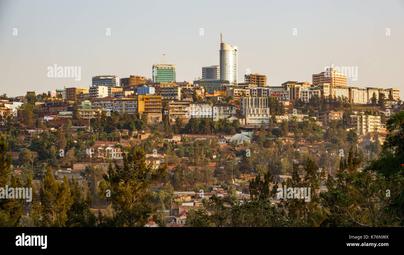 Le centre-ville de Kigali avec des bâtiments modernes et des huttes Banque D'Images