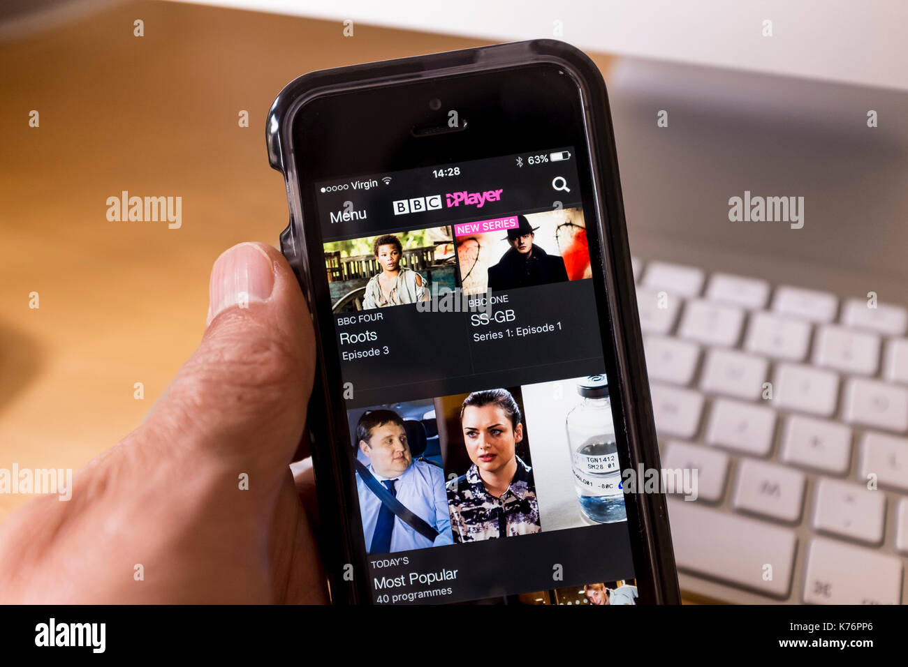 L'écran d'accueil BBC iPlayer vue sur smartphone iPhone SE Banque D'Images