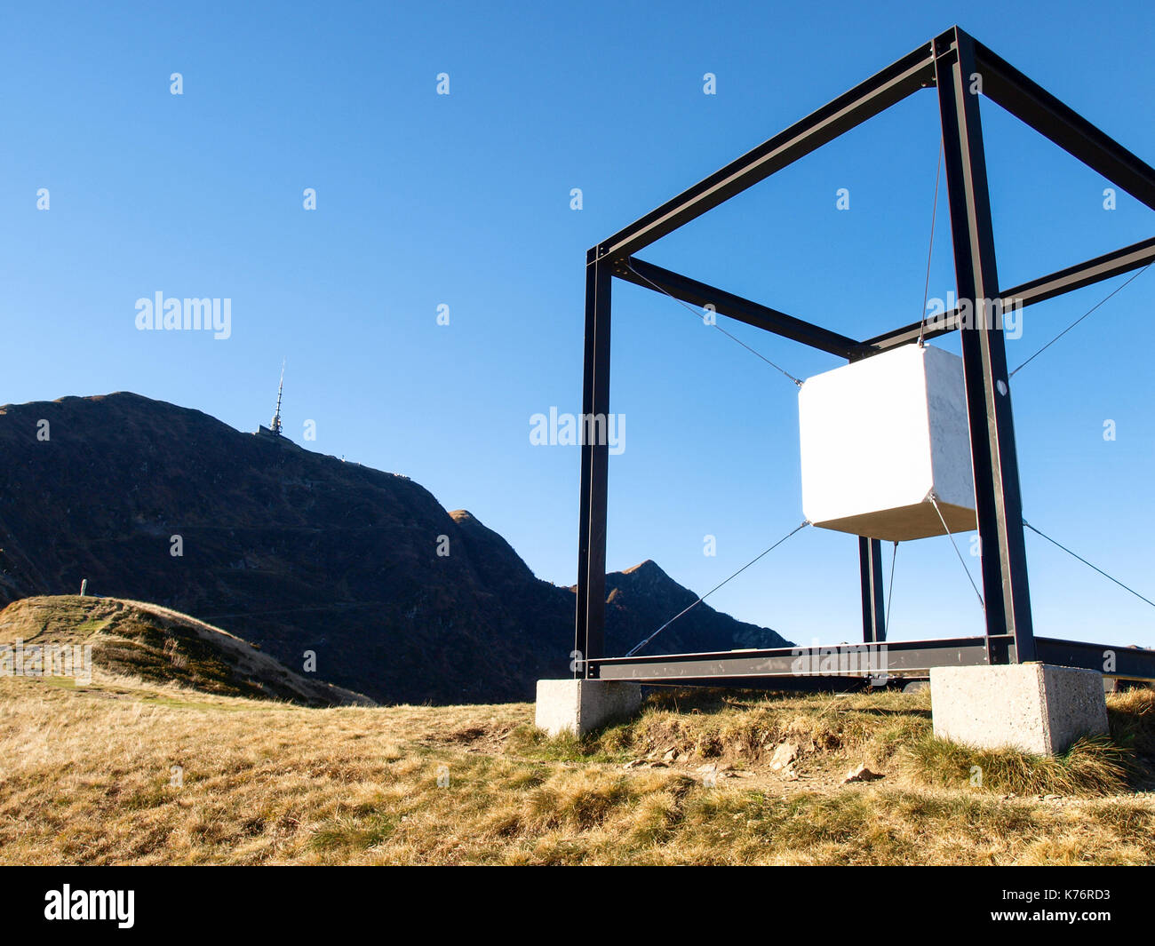 Monte Tamaro lema, Suisse - 30 octobre 2016 : cub sculpture suspendue à mont tamaro sur l'Alpe Foppa Banque D'Images