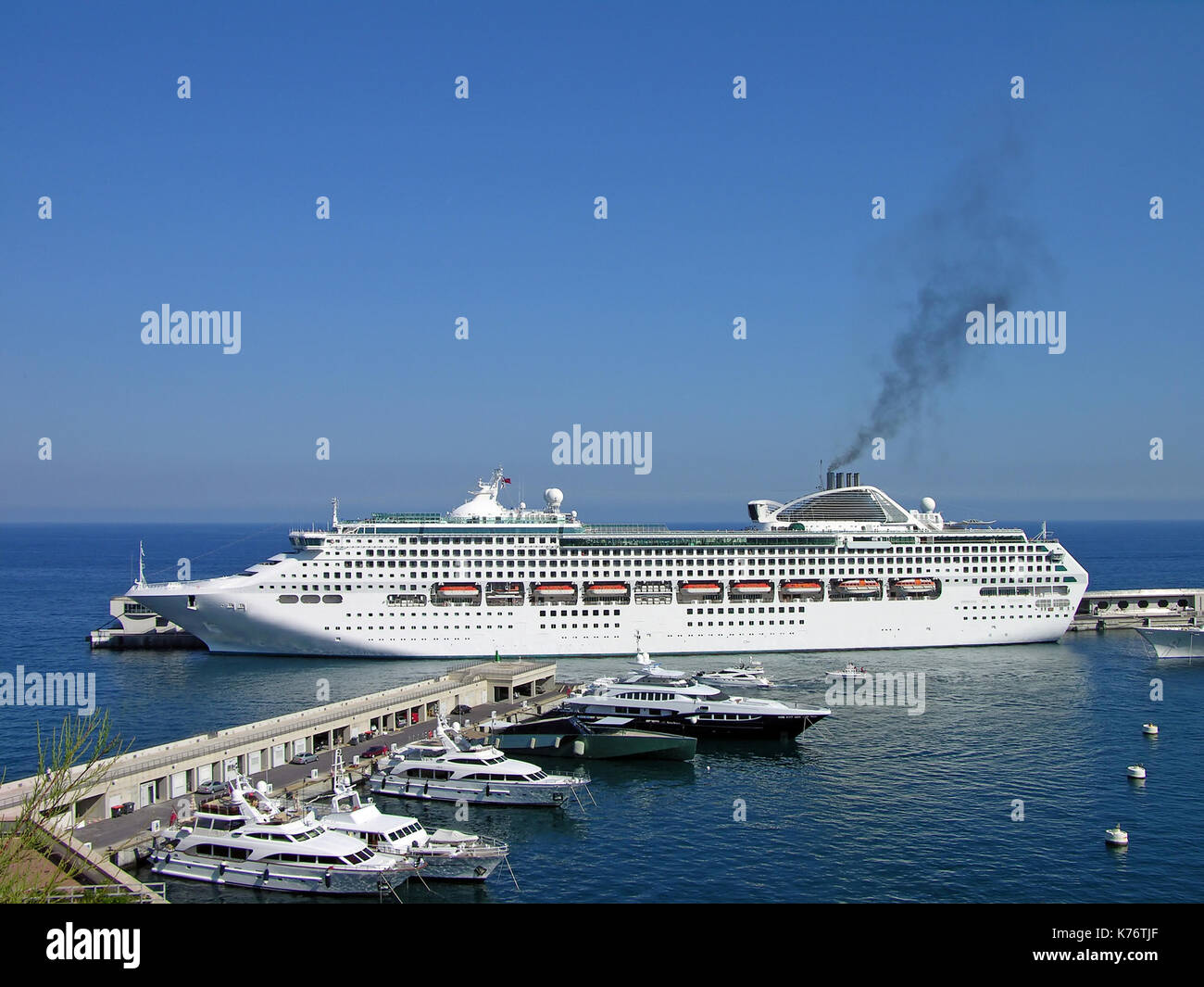 Un paquebot de croisière à monte-carlo Banque D'Images